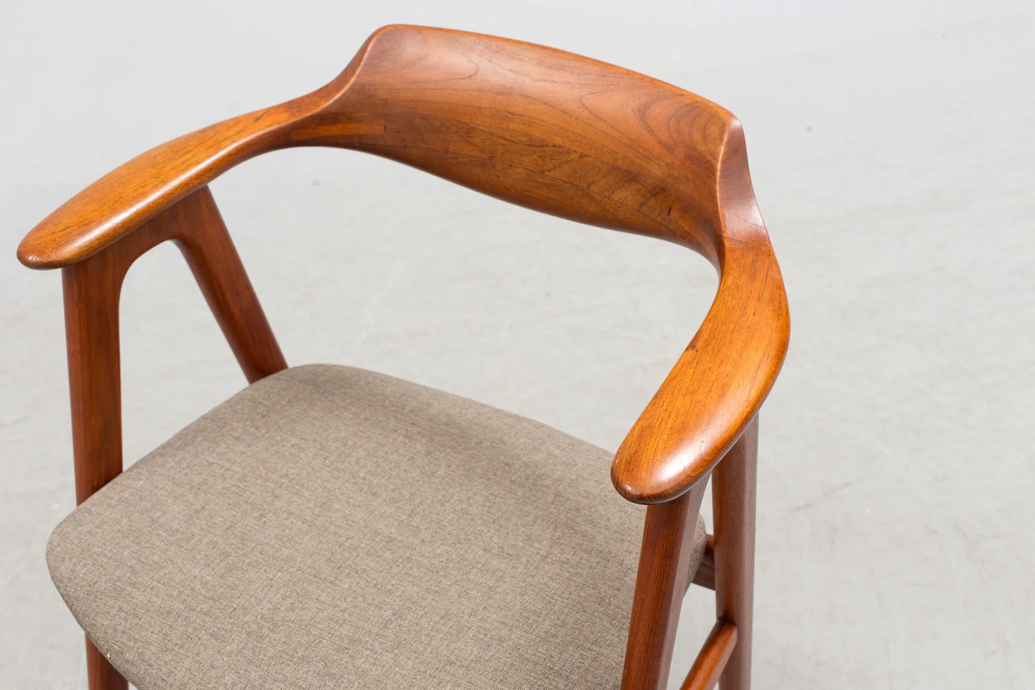 HONG-CHAIR-BY-ERIK-KIRKEGAARD-3.jpg