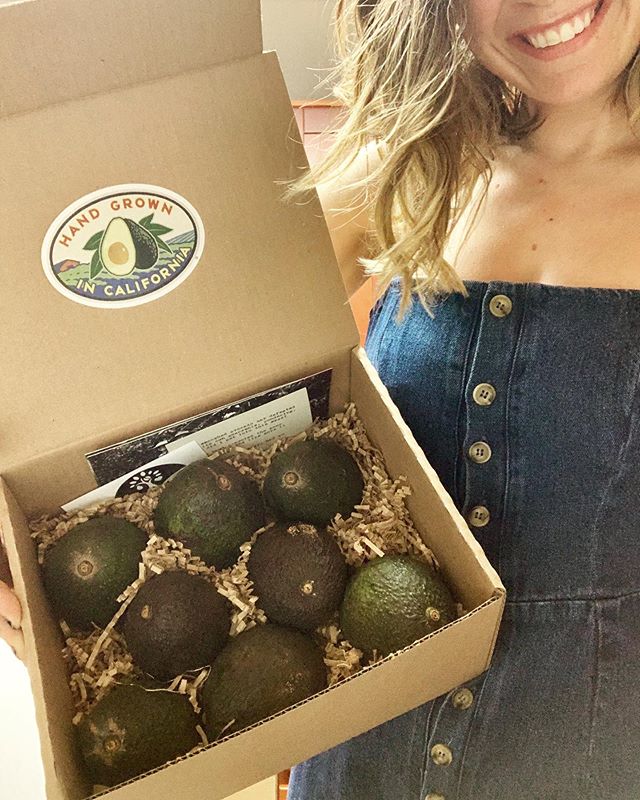 Thank you @jason_mraz &amp; @mrazfamilyfarms for my box of California dragon eggs🥚💚🐉Feelin&rsquo; like the Mother of &lsquo;Cados 🧝🏼&zwj;♀️🥑🥑🥑
.
.
.
.
.
.
.
.
.
.
.
.
.
.
.
.
.
#hassavocados #avocados #losangeles #jasonmraz #mrazfamilyfarms #