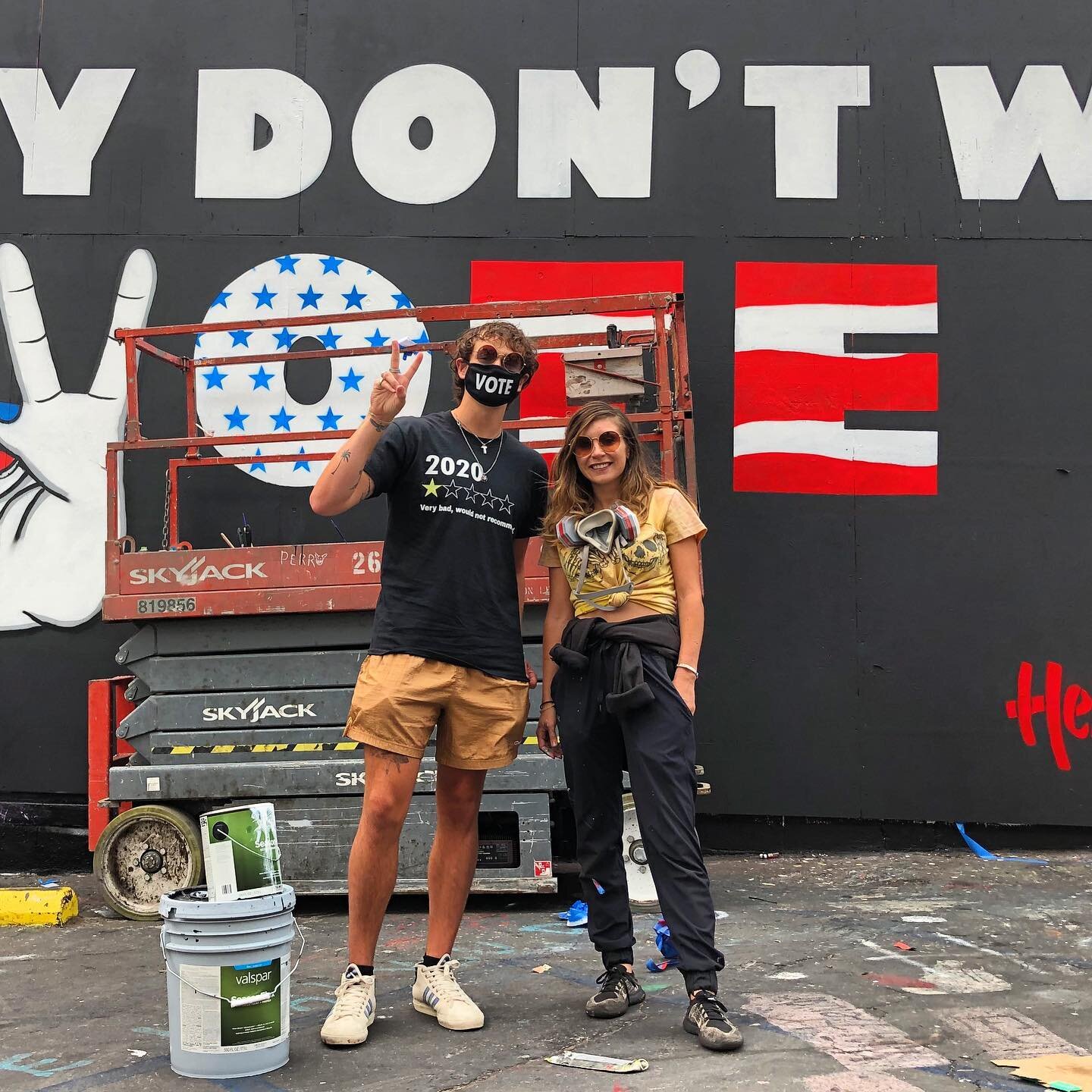 Thanks @jonahmarais for stopping by to check out my progress on my mural for @whydontwemusic @headcountorg @atlanticrecords 🤘🏼It&rsquo;s always awesome to see creatives support other creatives, especially when it&rsquo;s not required... Keep spread