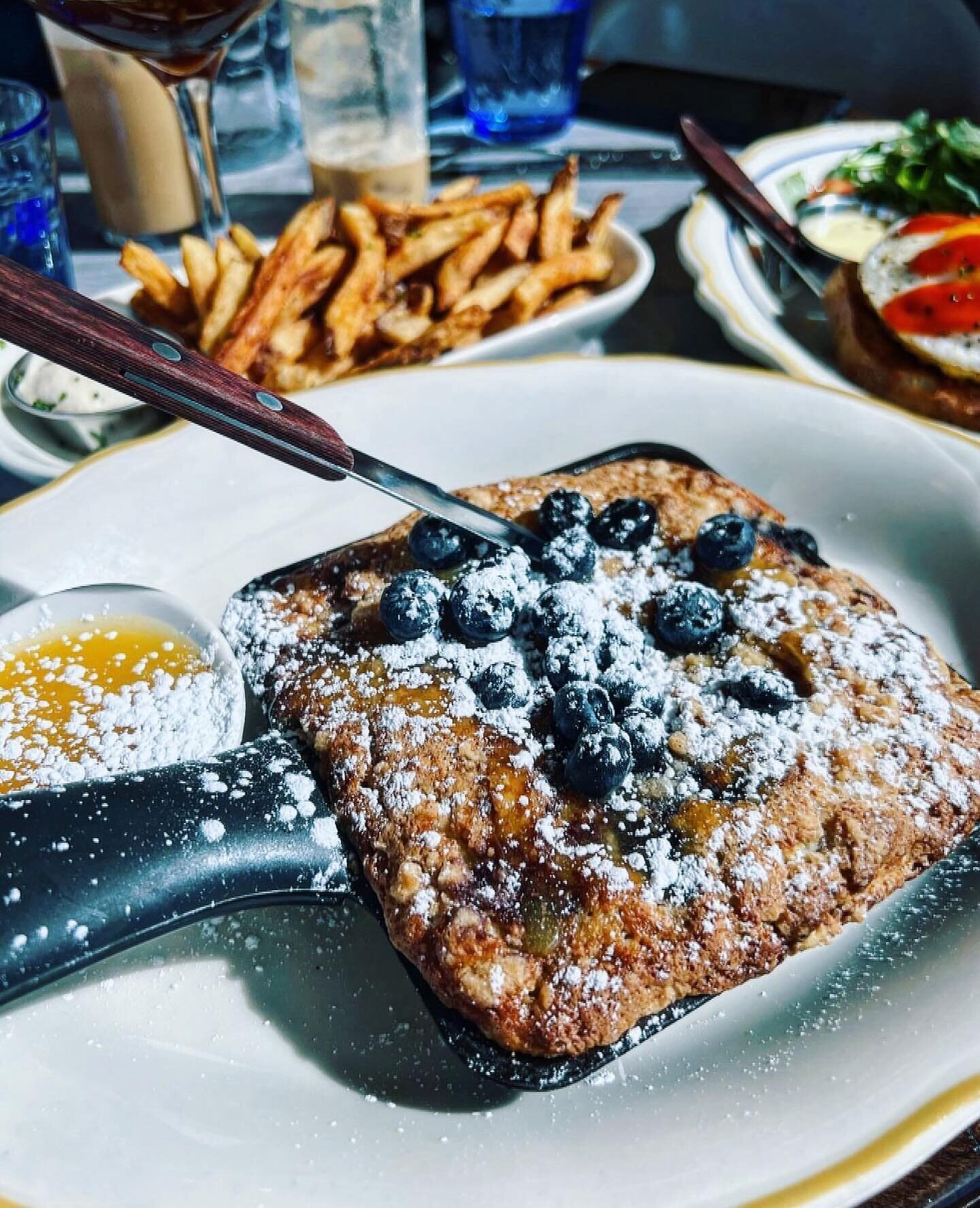 What&rsquo;s your favorite item from our brunch menu? 

Have you tried our Blueberry Muffin Iron Skillet? It&rsquo;s always baked from scratch with fresh blueberries, oatmeal streusel &amp; lemon curd.

📸: @dinewithmonica 

#thewhalechicago #chicago