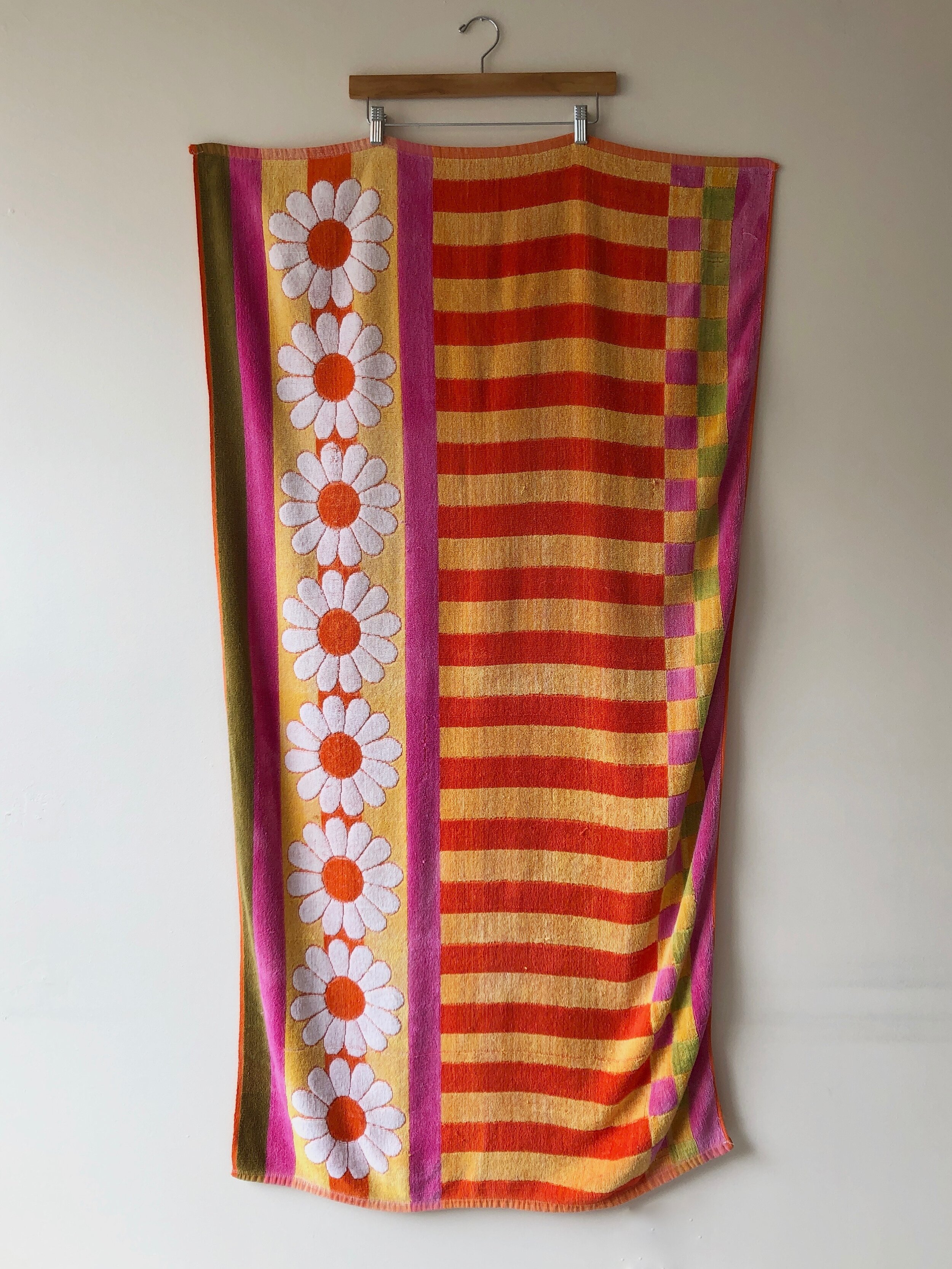 70s DAISY STRIPE BEACH TOWEL - Kensingston, Ca