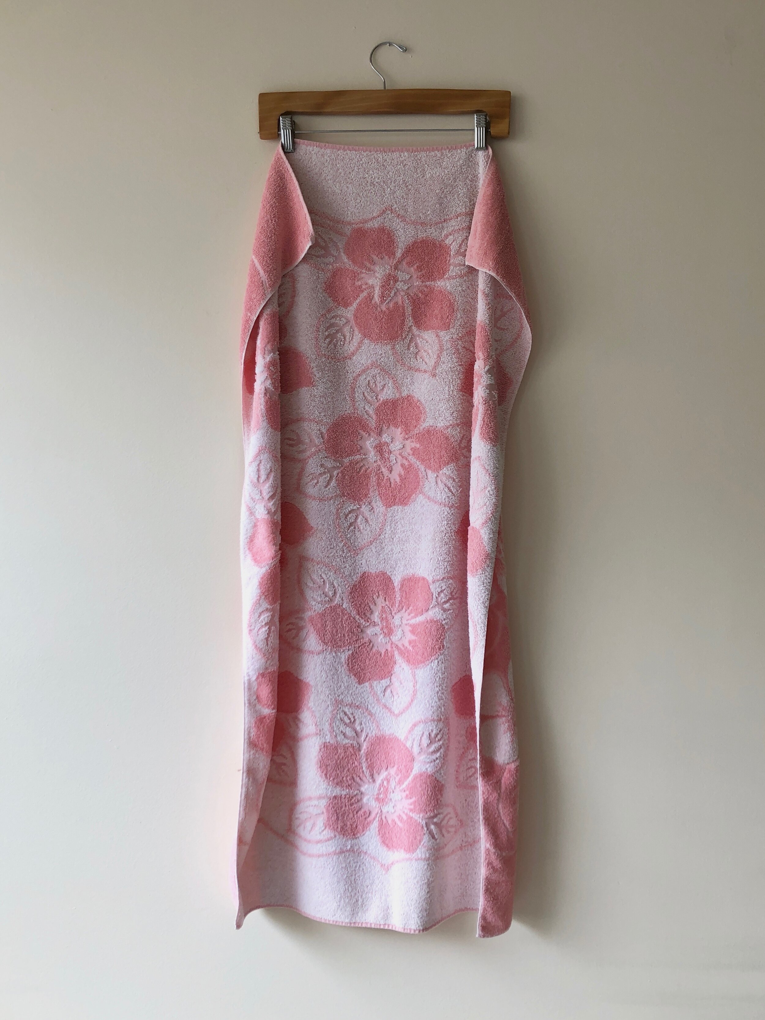 70s PINK FLOWER TOWEL - Kensington, Ca