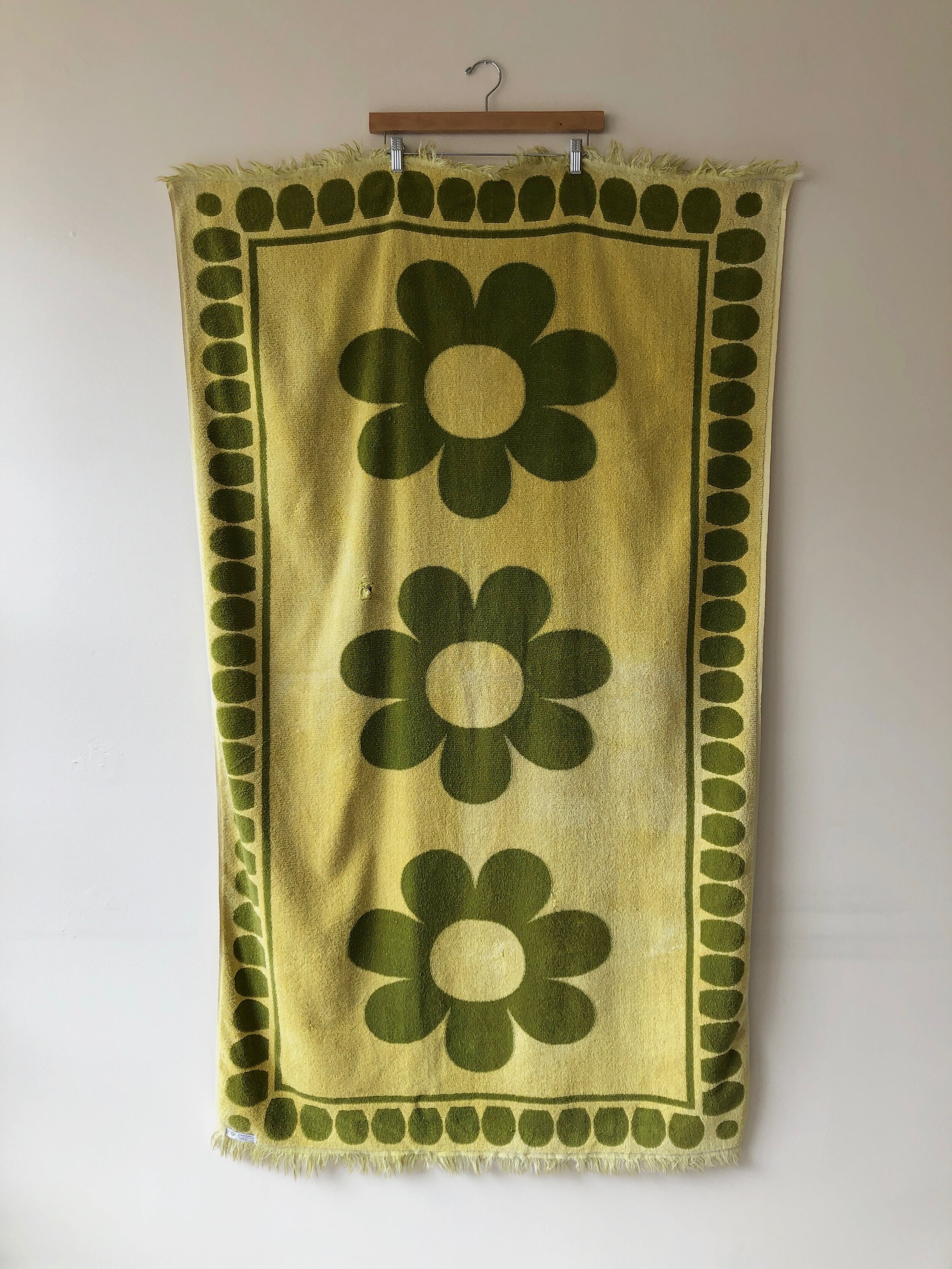 70s GREEN DAISY BIG BEACH TOWEL - Kensington, Ca