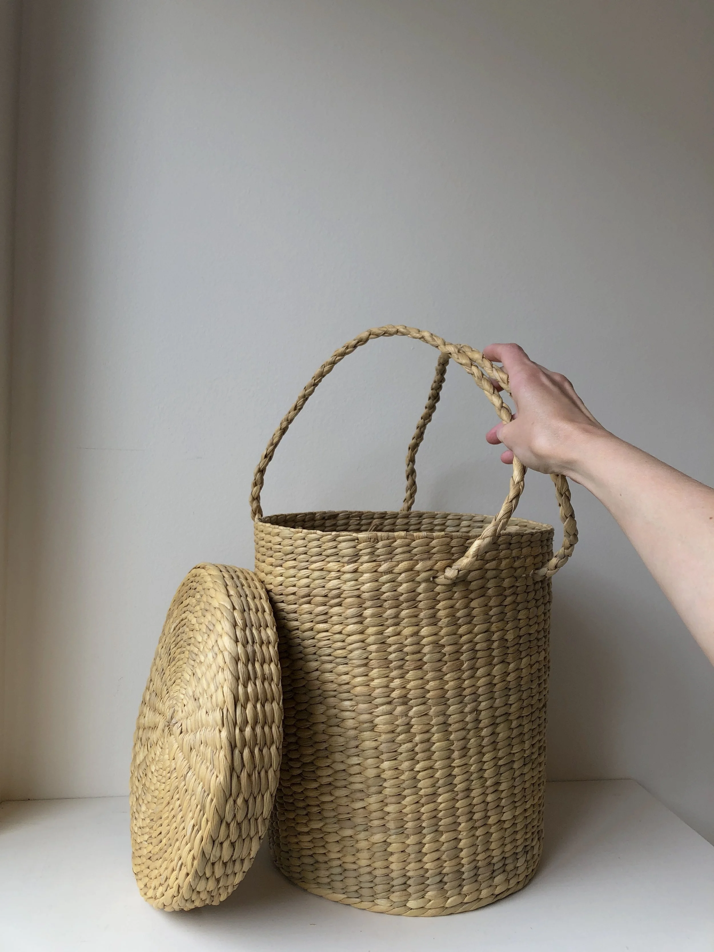 VINTAGE WOVEN BASKET WITH LID AND HANDLES - Hayward, Ca