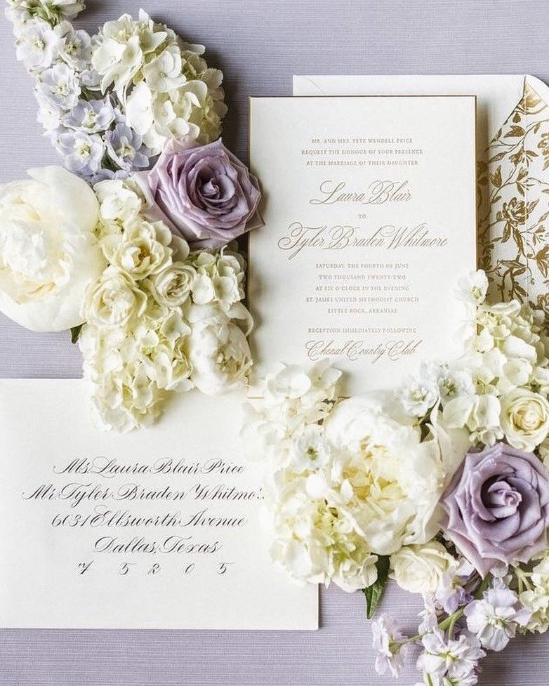Elegant black copperplate addresses for this classic invitation 🤍
.
.
Photo: @lelaandlyla 
Paper: @thesocialtypelr
Planner: @anneclaireallen 
Flowers: @silksabloom 
Bride: @laurapwhitmore