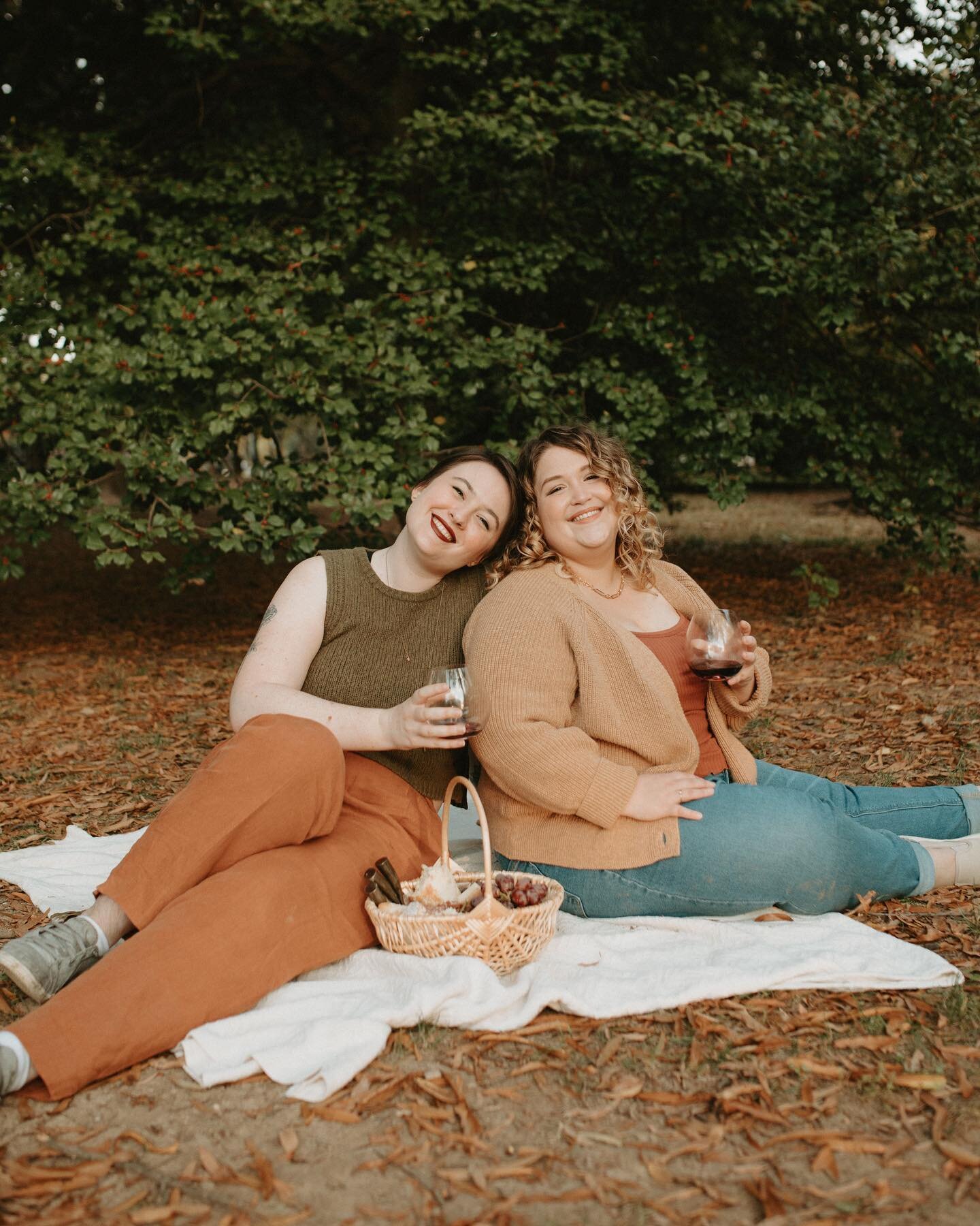 It&rsquo;s been a minute so now seems like the perfect time for a Friday introduction. I&rsquo;m Kate, the curly blonde haired gal above ☝🏻 and the hands behind Quill and Curl Calligraphy. 

&ldquo;Who&rsquo;s that other fab lady in that photo with 