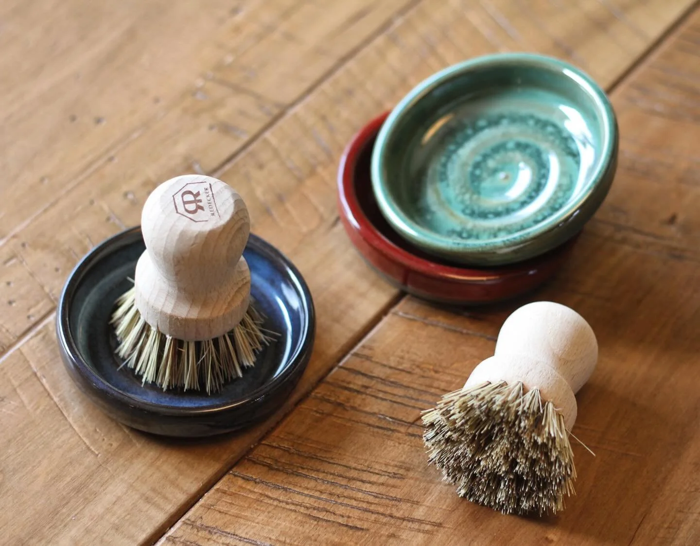 Exciting news! Say hello to our new pot brush holders! Not only do they keep your sink area tidy, but they also double as adorable dipping bowls. Available in 3 festive holiday colors at @christkindlmarktgr starting Nov 19!