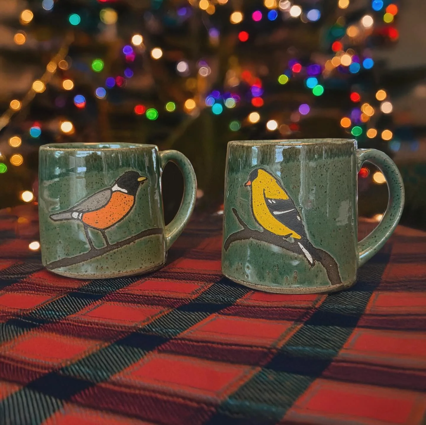 We love when our little birdies get into conversation 🐤
Robin: &ldquo;Do you ever feel like we&rsquo;re being&hellip; watched?&rdquo;
Goldfinch: &ldquo;Babe, we&rsquo;re adorable mugs at a holiday market. Get used to it.&rdquo;

Discover these ceram