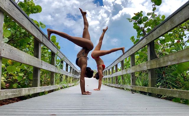 upside down weekend vibes 🙃🌿
〰️
w/ @ana_tochis
.
.
.
.
.
.
.
#upsidedown #beachlife #friday 
#yoga #balance #yogaeverywhere #handtstand #yogaliving #getoutside #partneryoga #nature #casisiempredecabeza #perspective