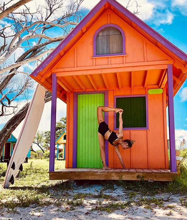 Let your breath be your guide 🦋
〰️
📷: @ana_tochis
.
.
.
.
#yoga #yogaeveryday #yogaeverydamnday 
#colorful #ardhadhanurasana #monday