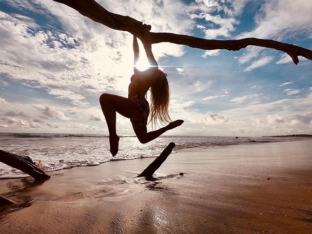 All the m a g i c ✨
〰️
📷: @dan_doj .
.
.
.
.
.
.
#gopro #liveauthentic #bendy #yogalife #exploremore #goldenhour #wonderful_places #costarica #puravida #stretching