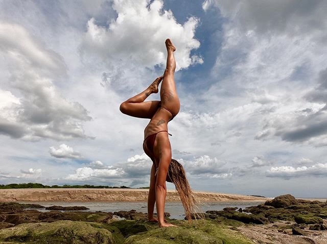 F e l i z aqu&iacute; y as&iacute; 🐒
〰️
📷: @dan_doj 
@gopro
.
.
.
.
.
.
.
#adhomukhavrksasana  #handstandeverywhere #yogavibes #balance #handstand #handstandnation #nature #yoga #costarica #puravida #casisiempredecabeza