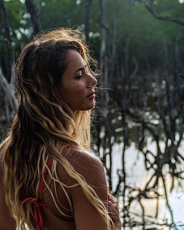 &ldquo;Every instant is a new universe&rdquo; 〰️
📷: @dan_doj .
.
.
.
.
.
#saltylife #portrait #beachy #life #costarica #puravida #saltyhair #messyhairdontcare #lifeisgood #sunset