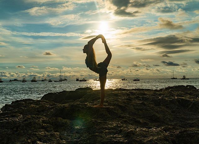One of those magic moments ✨
〰️
By my love: @dan_doj 💛
.
.
.
.
.
.
.
#natarajasana #sunsetlovers #yoga #yogaeverywhere #sunset #yogaliving  #flexibility #goldenhour #stretchyourmind #dancerpose #puravida