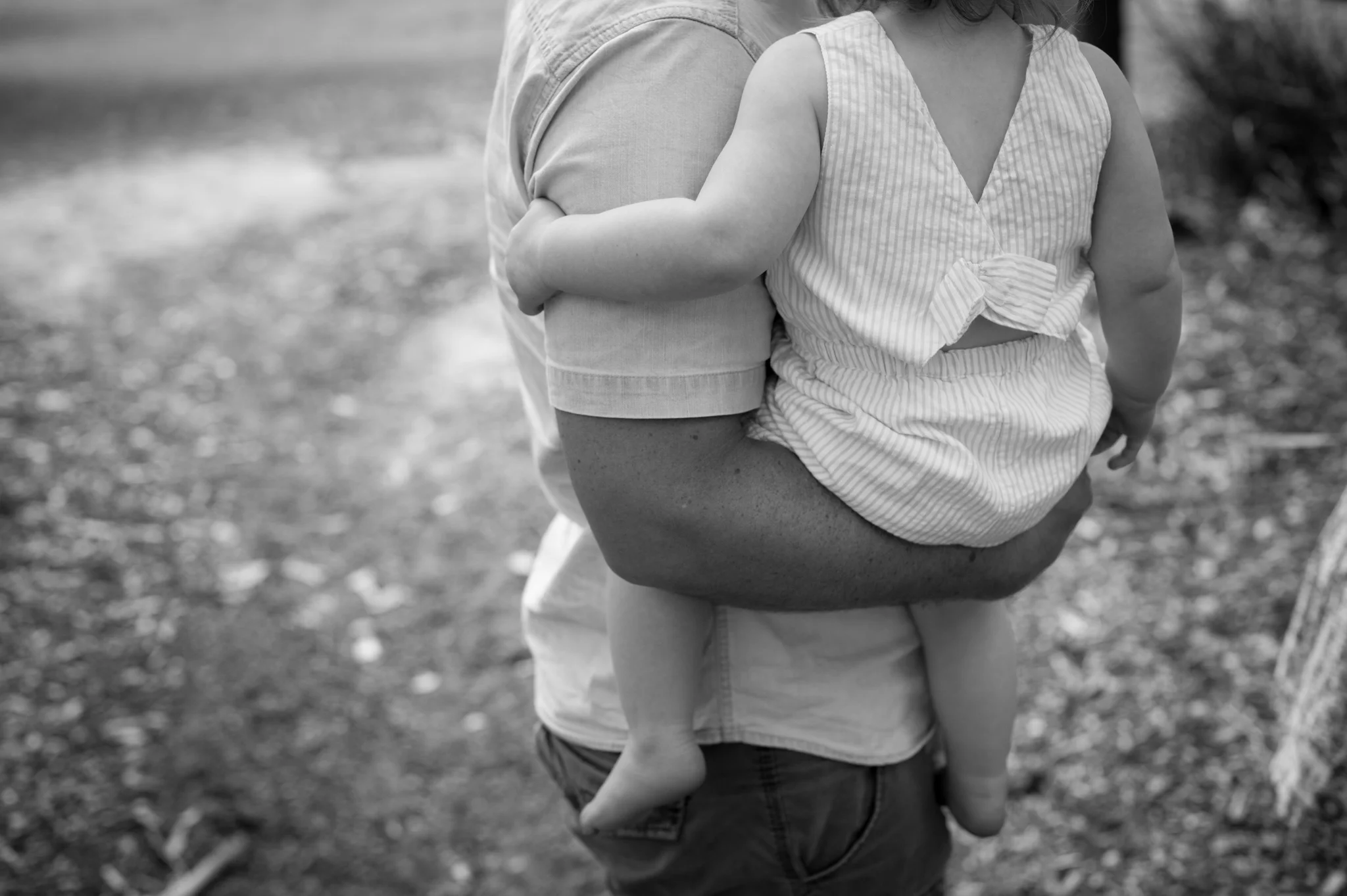 daddy holding toddler family photography kincumber