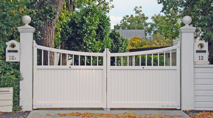 Installed Robe timber gate showing the completed entrance design