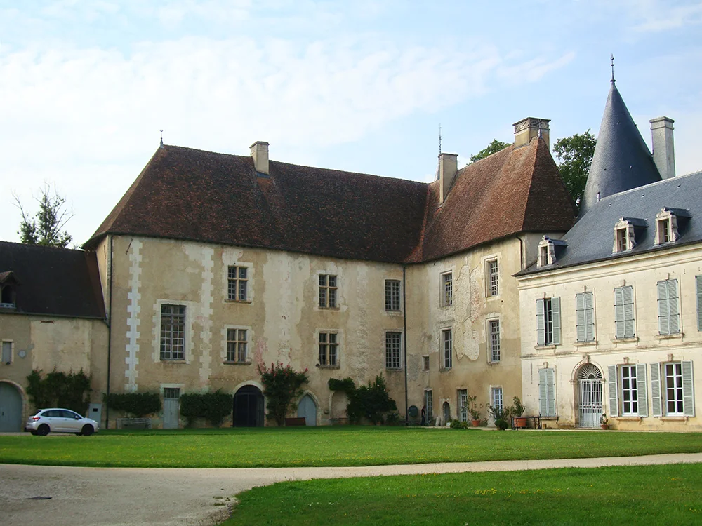 FACADE SUR COUR copie.jpg
