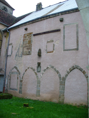 2. façade ouest de l'aile est avec les vestiges de la galerie du cloître.JPG