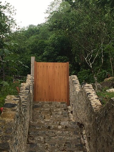  Escalier et portillon d’accès au site 