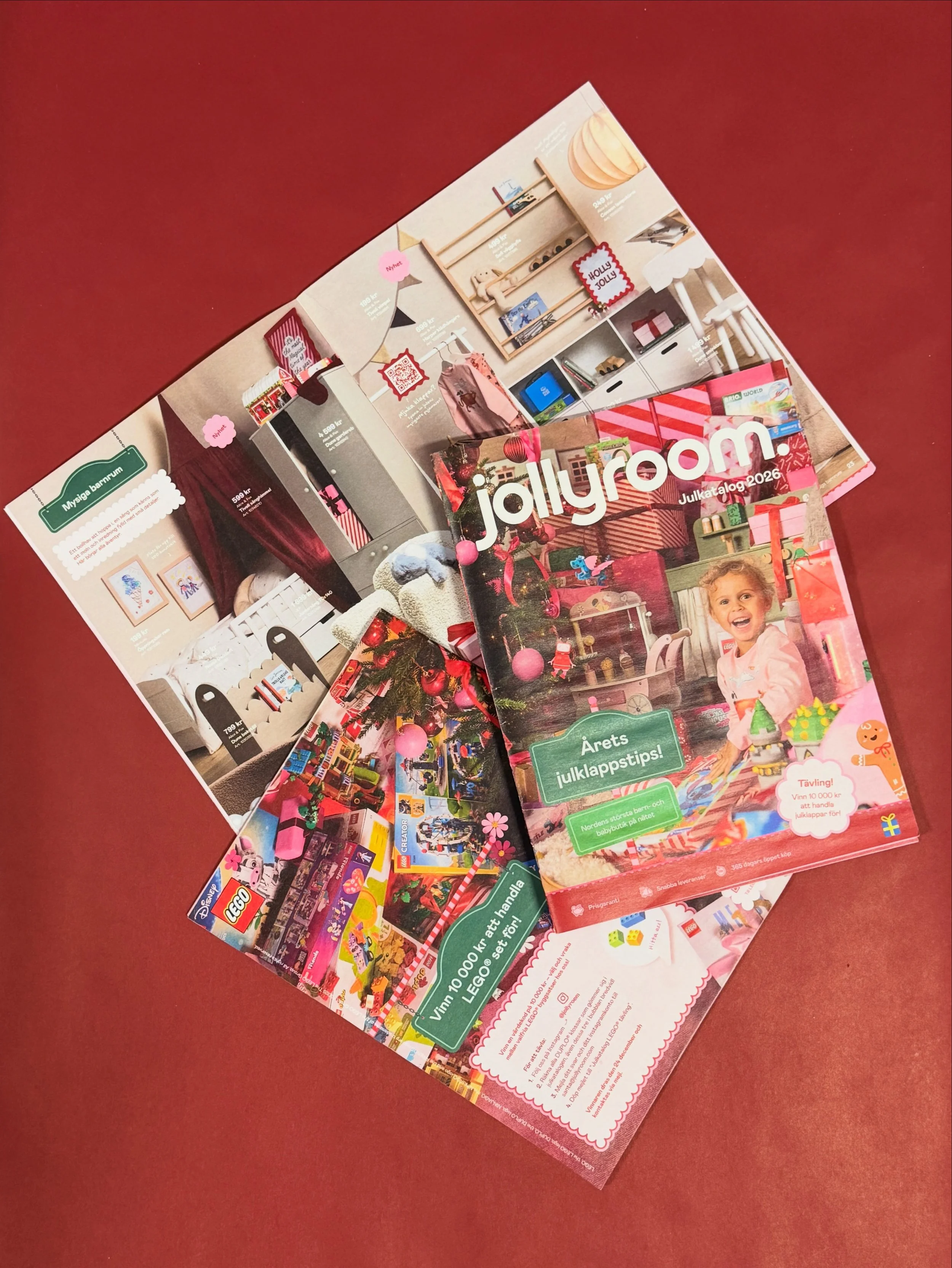 Fr&aring;n studion till f&auml;rdig julkatalog. 🎄

Ett av mina senaste fotoprojekt p&aring; Jollyroom &ndash; julkatalogen 2026. Alltid kul att se allt arbete bakom kameran bli till n&aring;got konkret.

Stort tack till alla i teamet som varit med o