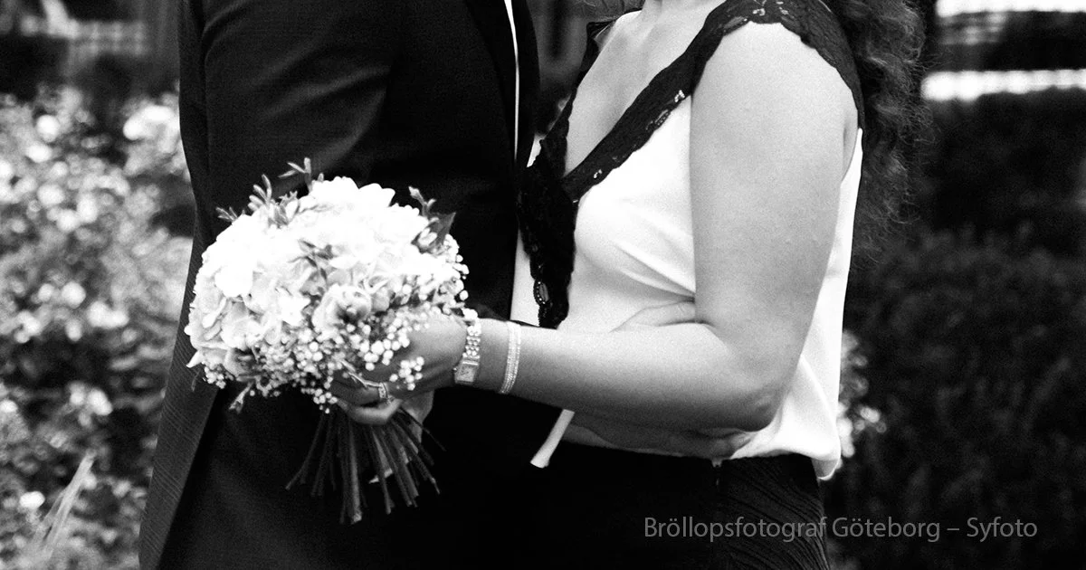 brollopsfotograf-goteborg-par-bukett.jpg