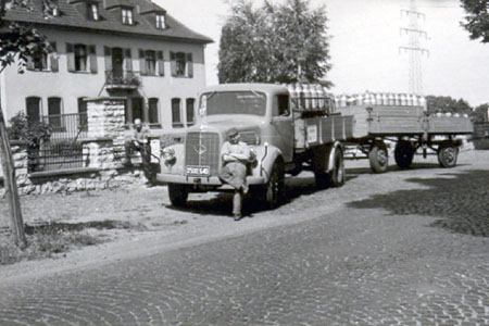 Wilhelm Monjean mit dem Mercedes 311 beim Milchtransport
