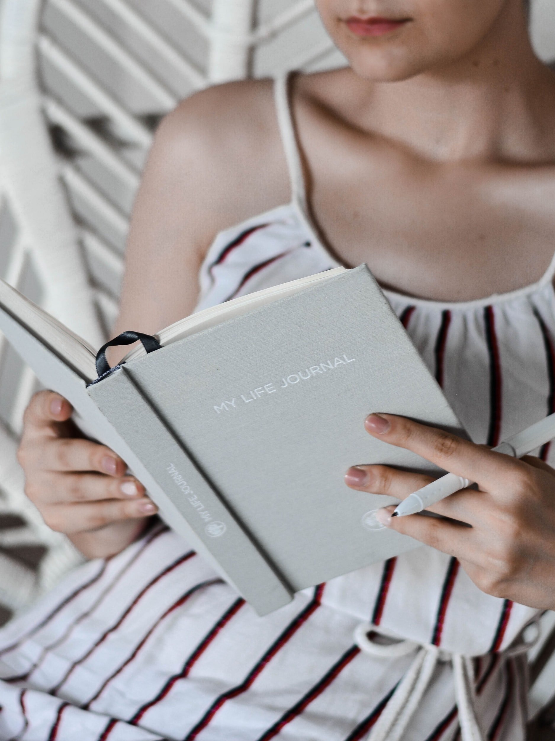 8 Simple Ways To Manifest Your Dreams With Journaling &amp; Visualization