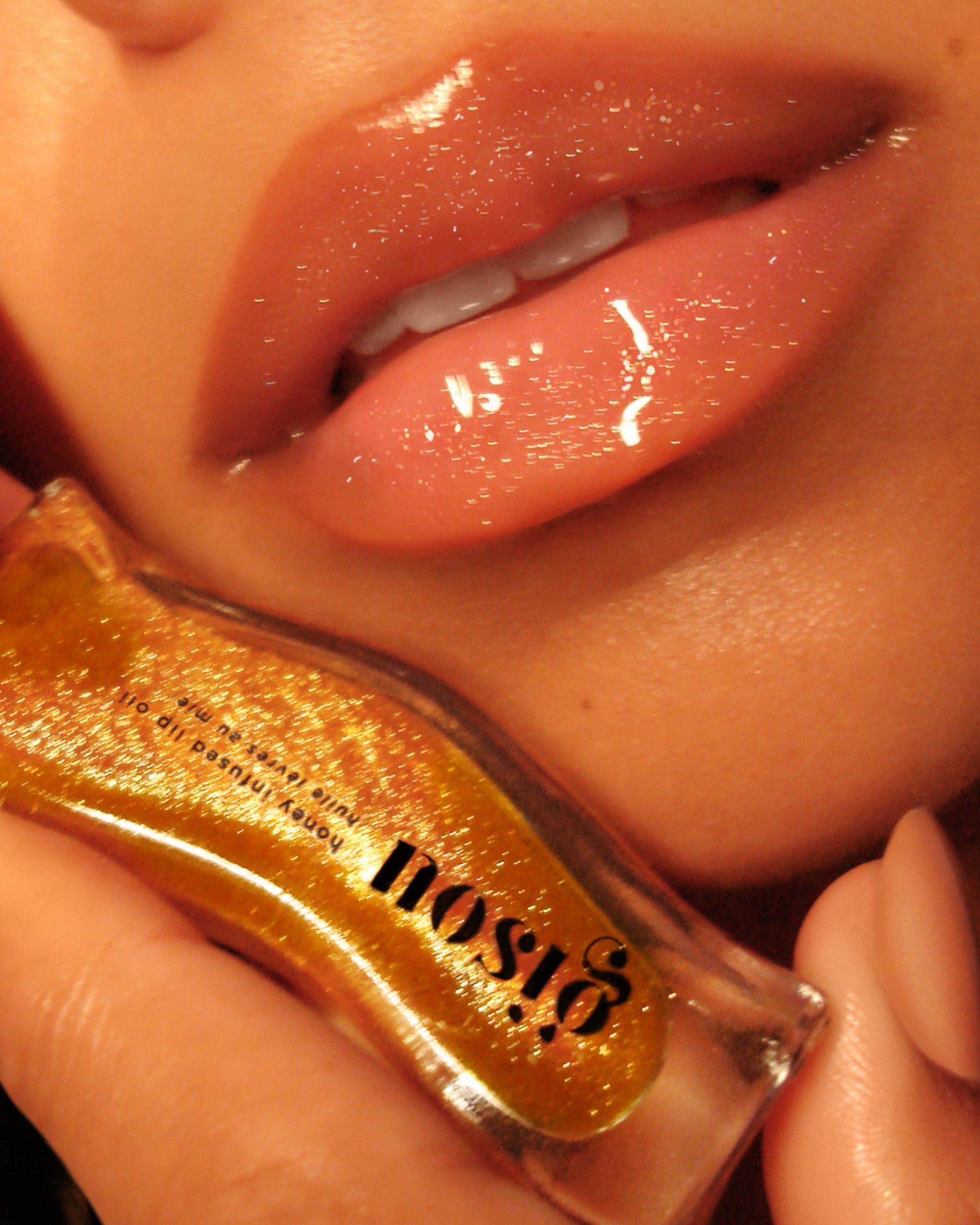 gisou Honey Infused Lip Oil Golden Shimmer Glow 11.jpg