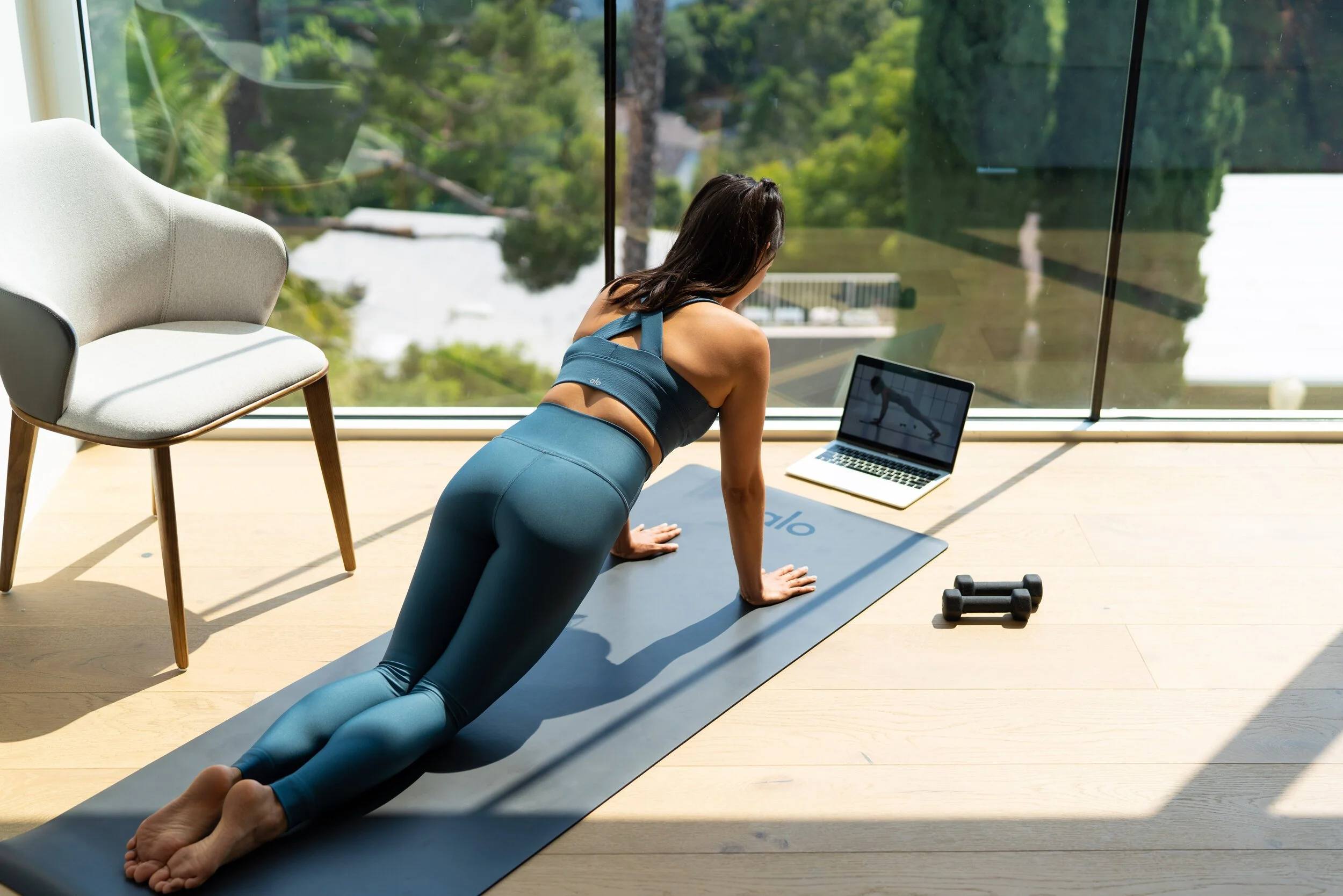 ALO Moves Review: Find Your Perfect Fitness App Woman%2Bstarting%2Bthe%2B30 Day%2BChallenge
