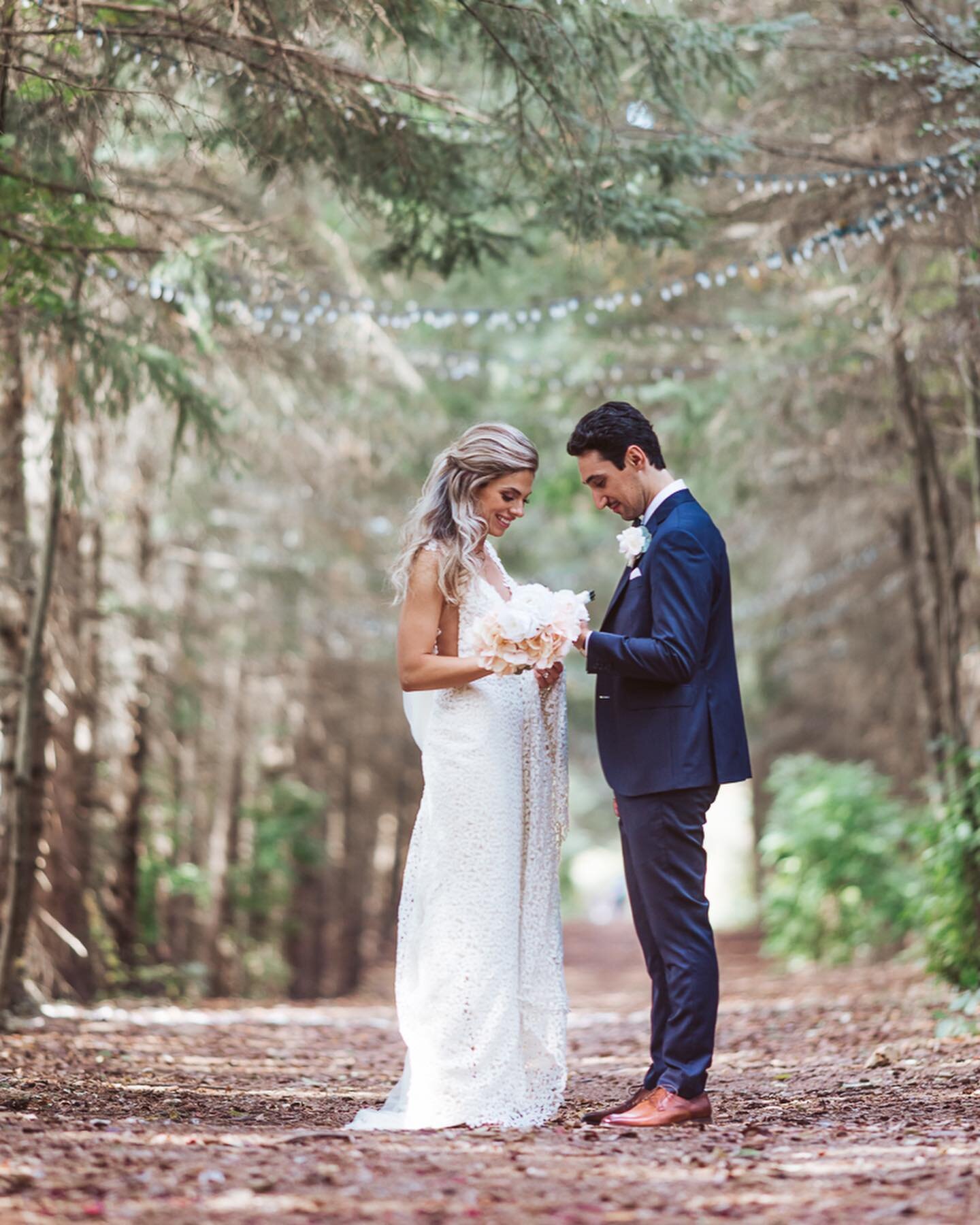 Still can’t get over how amazing this wedding venue was.

2nd for: @franklinmedinaphotography 
Location: @kortrightcentre 

#authenticlove #niagaraweddingphotographer #lifestyle #tangledinfilm #lifestyleblogger #acertainslantoflight #torontophotograp