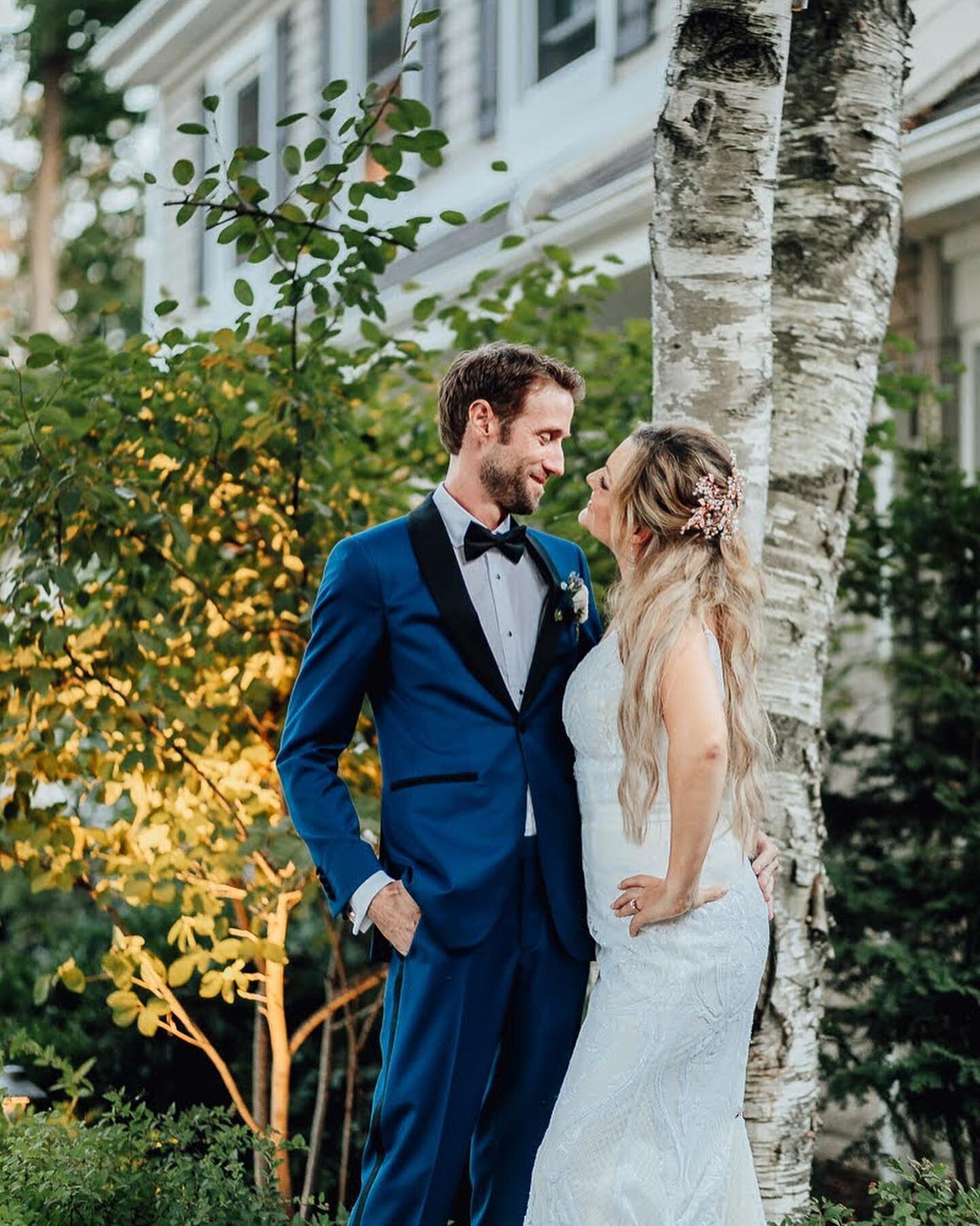 Happy Friday y’all!! With wedding season all twisted up and postponed in 2020 I’m looking forward to meeting new lovers for 2021. So shoot me a message if you’re on the hunt for a wedding photog.
•
•
•
•
•
#hamiltonweddingphotographer 
#wildrootcolle
