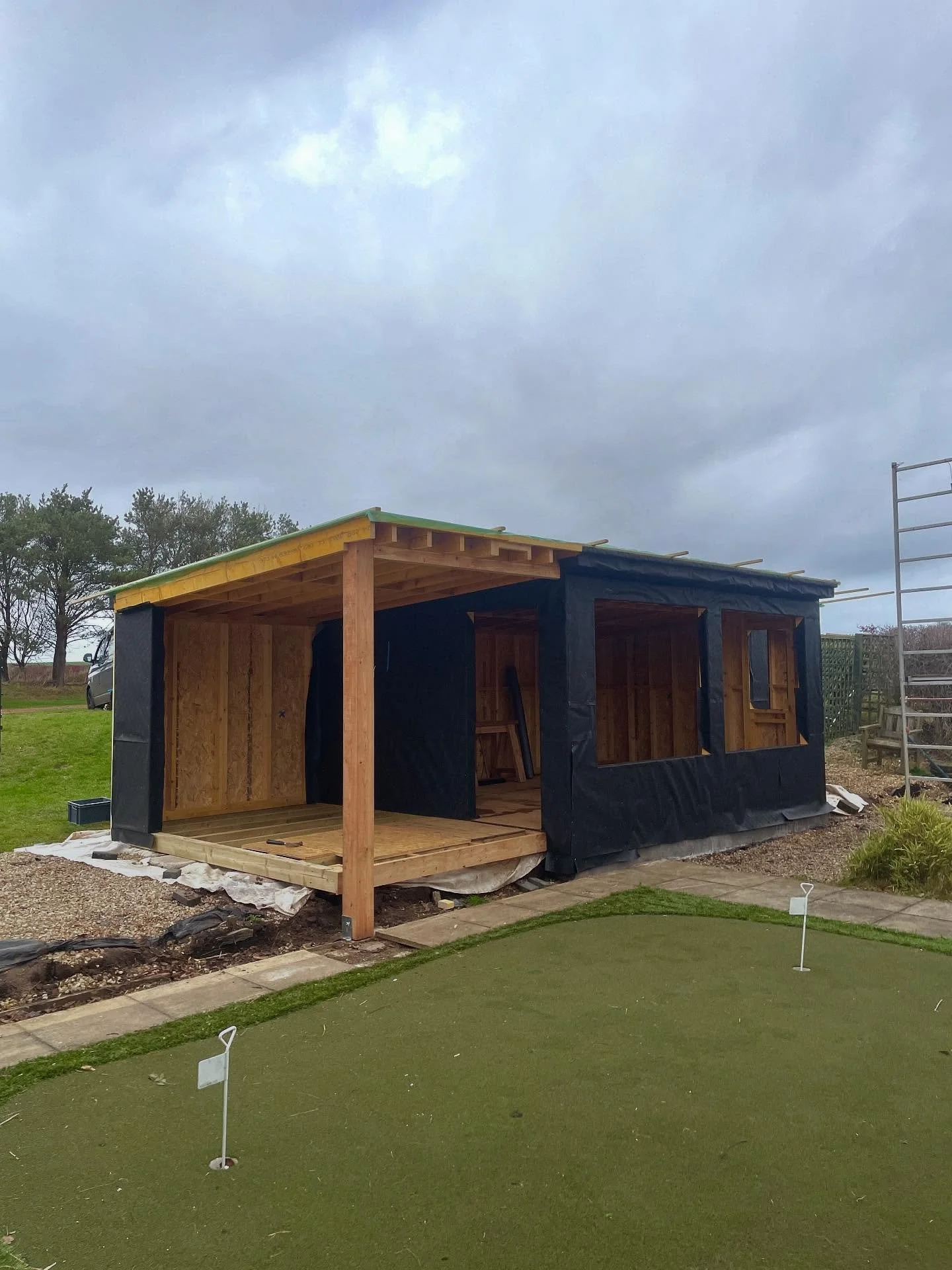 I never know the best time to share progress shots - but with the big post up, and the roof boarded, it&rsquo;s felt like the form of this gym has now come together. 

Thanks again to @elmscarpentry for the hugely valuable assistance. Charlie smiled 