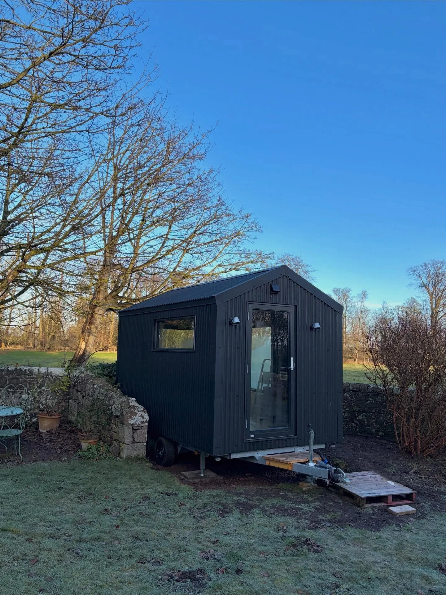 Now nestled in this beautiful calm spot

#designandbuild #northberwick #tinyliving #tinyworkshop #trailerbuild