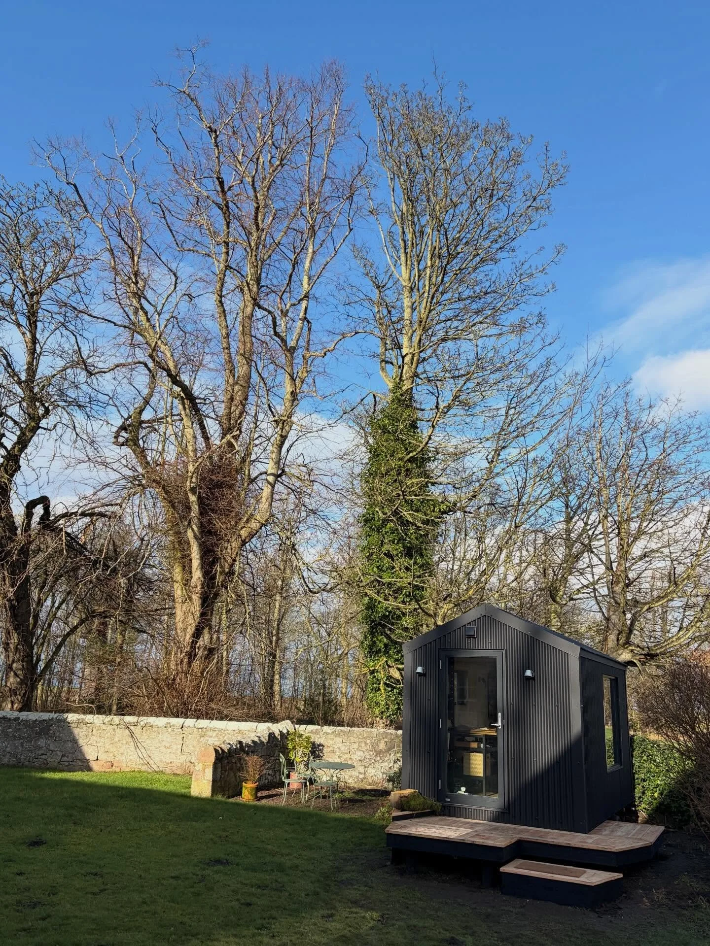 Quirky wee removable deck and step added, to this already lovingly used workshop on wheels 

#tinyworkshop #trailerbuild