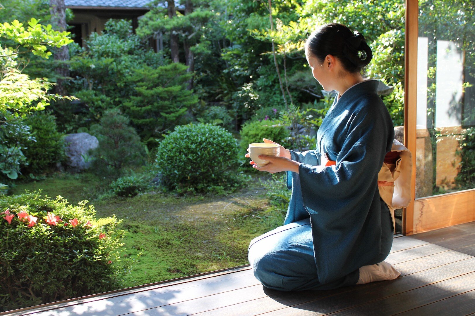 Чайная церемония в японском саду. Чайная церемония Чосон. Чайный сад Япония чайная церемония. 茶道 Китай. Ноччайная чайная церемония в Японии 2020.