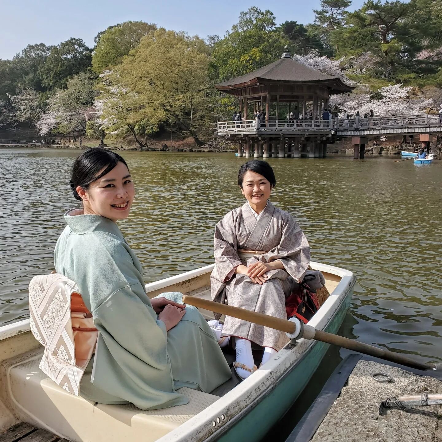 🌸🎎BLOSSOMS IN THE ANCIENT CAPITAL⛵️🦌

This time last year Nao-san and Aya-san were taking to the waters of 'Sagi-ike' (鷺池 'Heron Pond') in Nara Park to enjoy the cherry blossoms.
They found rowing in kimono easier than expected, but incredibly hot