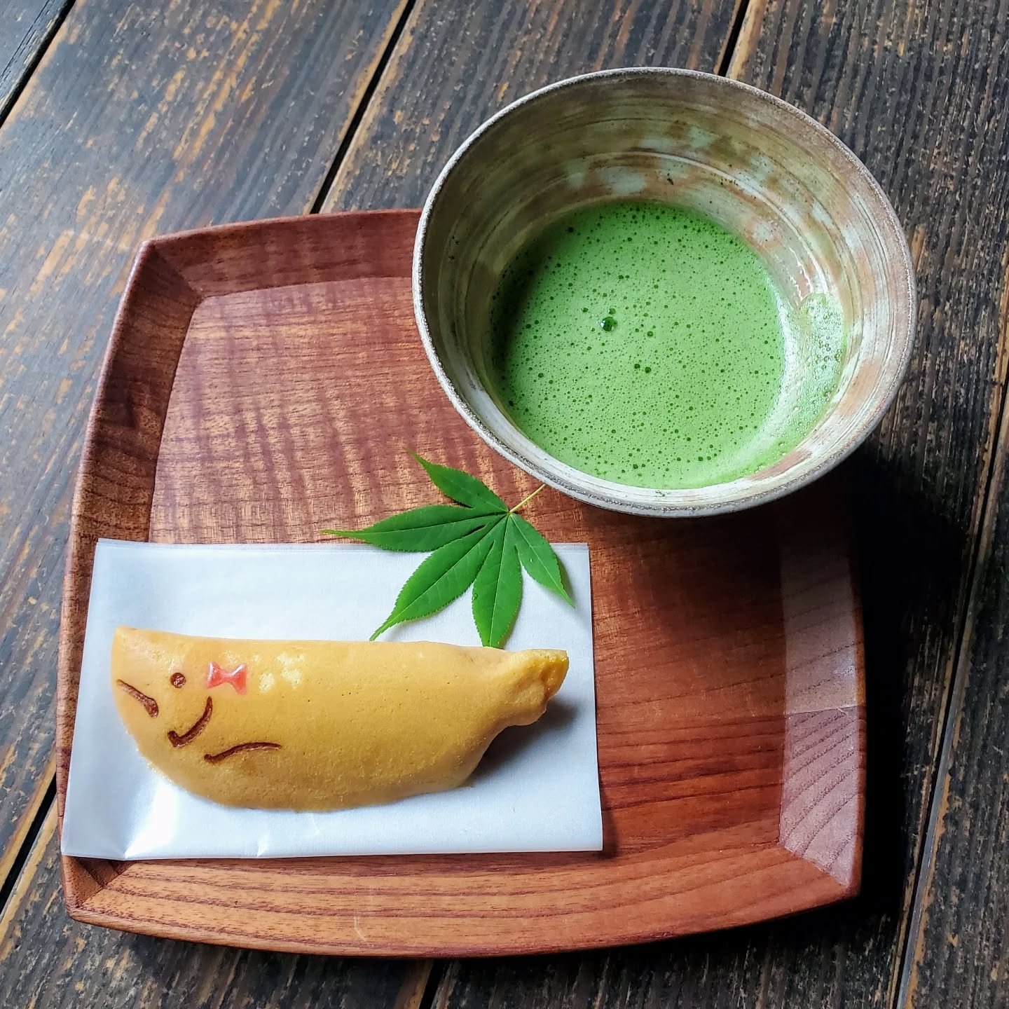 🐟🎣FISH FANCIES🍽️😋

Summer must be here, because one of my favourite sweets has returned to stores...the adorable 'waka-ayu' (若鮎 'young sweetfish').

Sold from late spring until summer's end, although the sweets all look very similar, they have a 