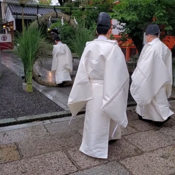 👣🌿PURIFICATION HOOP🔄🙏

Shortly before the mid-point of the year giant rings of reed begin appearing in shrine precincts across Kyōto.
'Chinowa' (茅の輪) are sacred portals, washing off the impurities gathered over the last six months and offering pr
