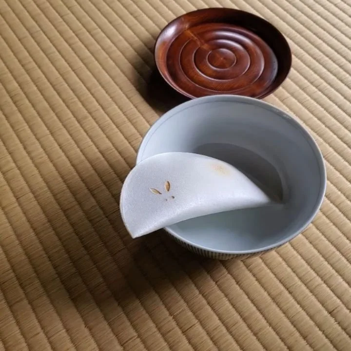🎑THE MOON RABBIT🐇

In many Western countries people see a &quot;Man in the Moon&quot; (often considered &quot;god of drunks&quot;), but in Japan folk see the image of a rabbit pounding rice cakes in a mortar.
China's rabbit is crushing laurel leave