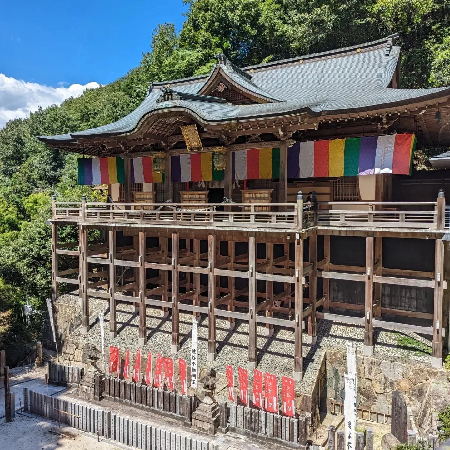 🍶WHERE THE TANUKI DWELL✨

One of the best places to see tanuki (not real ones!) in Kyōto is Tanukidani Fudō-in (狸谷山不動院).

Although the slopes leading up to Fudō-in (不動院) are filled with statues of tanuki, the valley name 'Tanuki-dani' (狸谷山) likely c