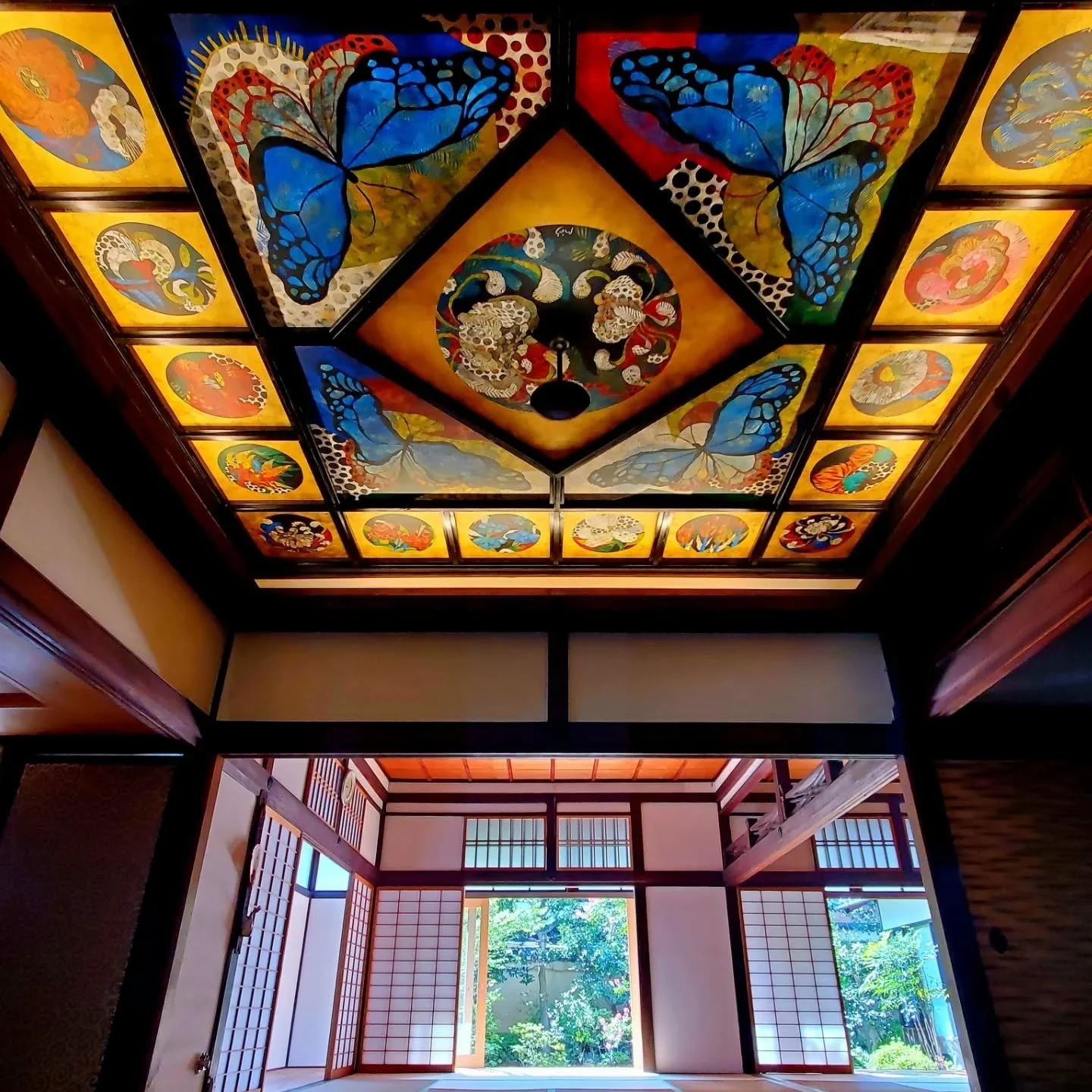 🦋BUTTERFLIES🐛
Sonyō-in's ceiling painting (祈りの天井画), a prayer rendered in vivid colours, was created by the artist 'mais' (マイス).
Chestnut tiger butterflies (アサギマダラ), thanks to their long migration, have become symbols of perseverance. Here they sil