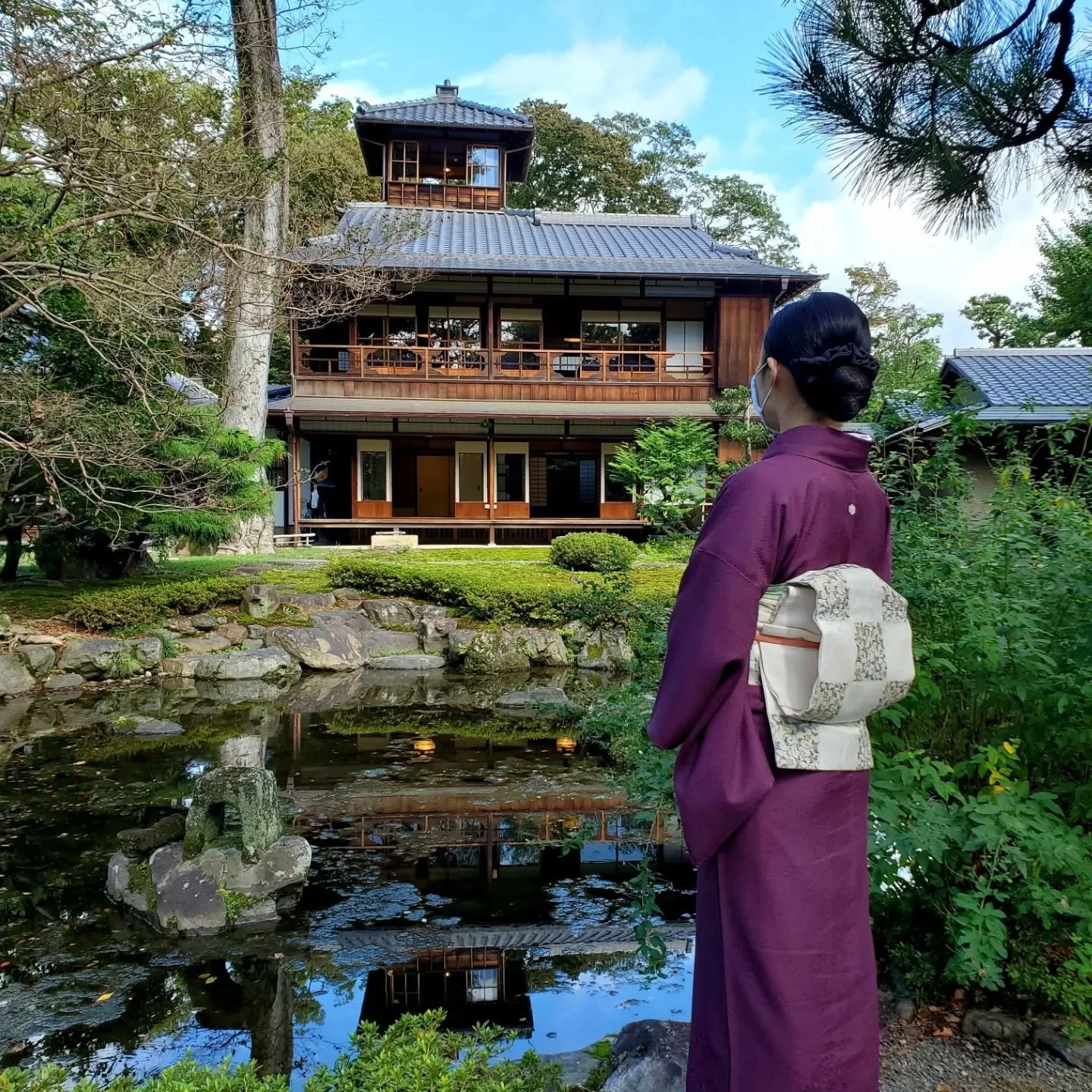 🍃🍂AUTUMN AT THE VILLA😌🍵
The leaves are rather late to begin their reddening this year, but the onset of cold weather hints that their transformation is imminent.
This season of crisp mornings and clear skies is one of the finest to enjoy the cit