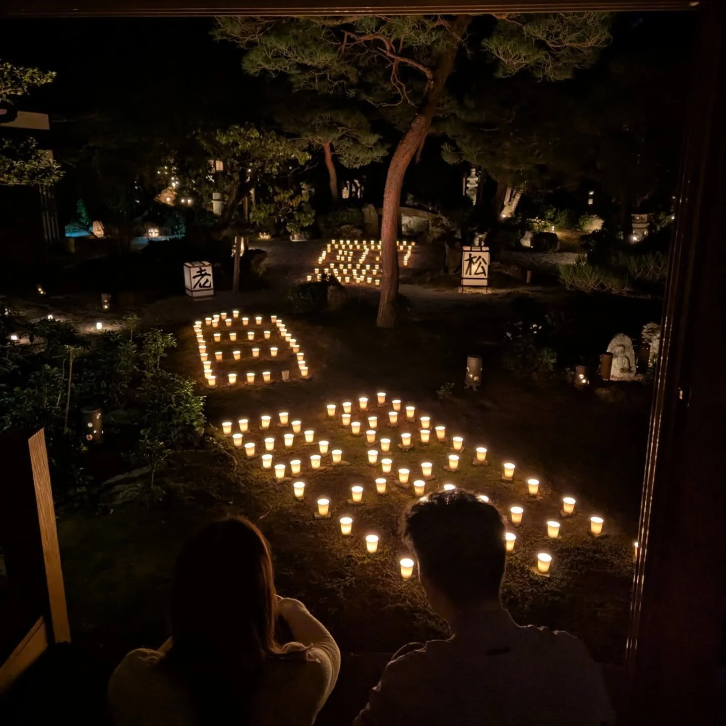 🕯️📿CANDLES TO GUIDE THE MIND & HEART🙏🕯️
For one week from mid-October each year Tōrin-in (東林院), a sub-temple of Myōshin-ji, illuminates its main garden with 800 candles.
The "Bontō no akari ni shitashimu-kai" (梵燈のあかりに親しむ会) is inten