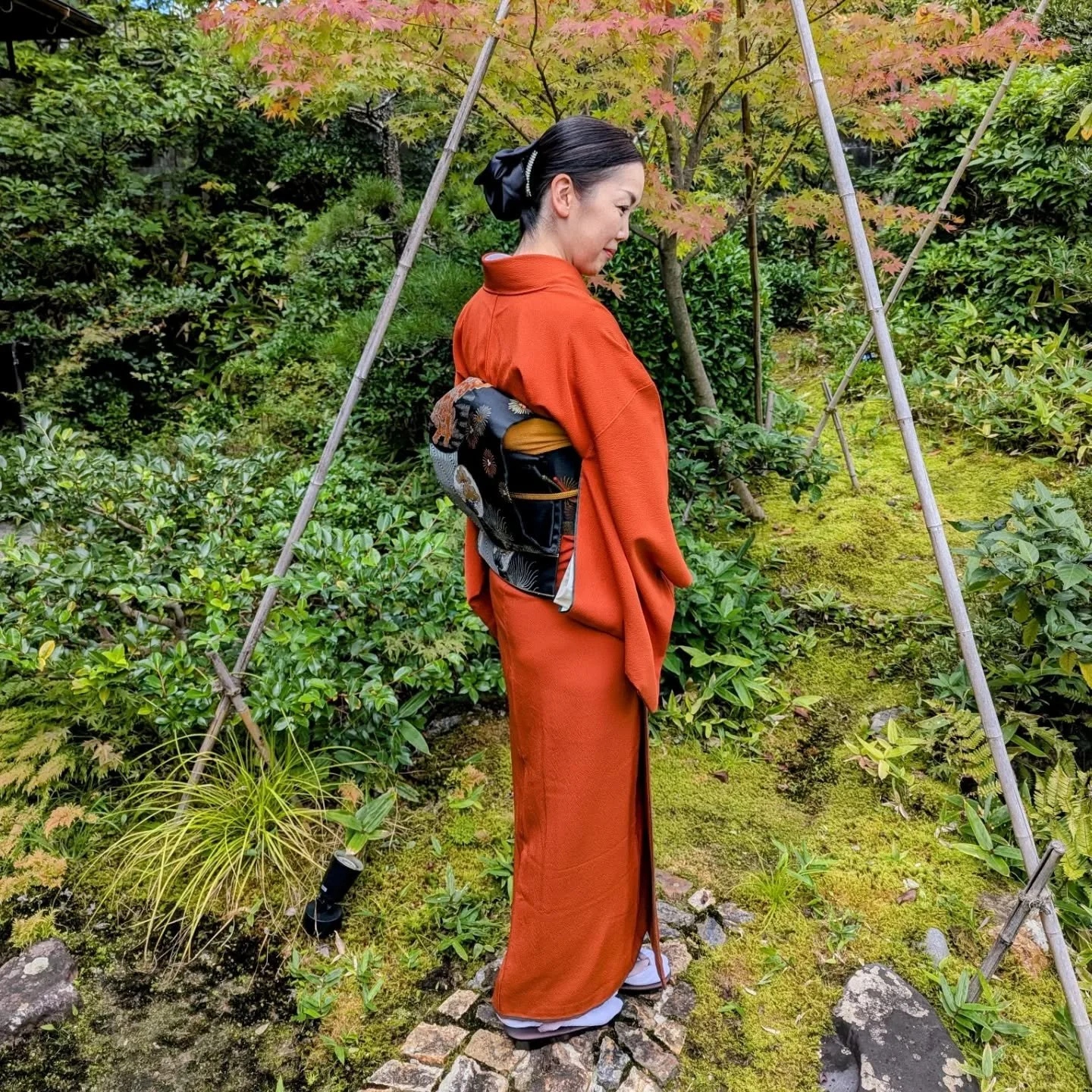 We don't typically acknowledge Halloween within the traditional space of the tea room, but in a nod to the festivities Atsuko-san decided to dress up as a pumpkin (her words, not mine)🎃
It's a little early, and the leaves are far from autumn gorgeo