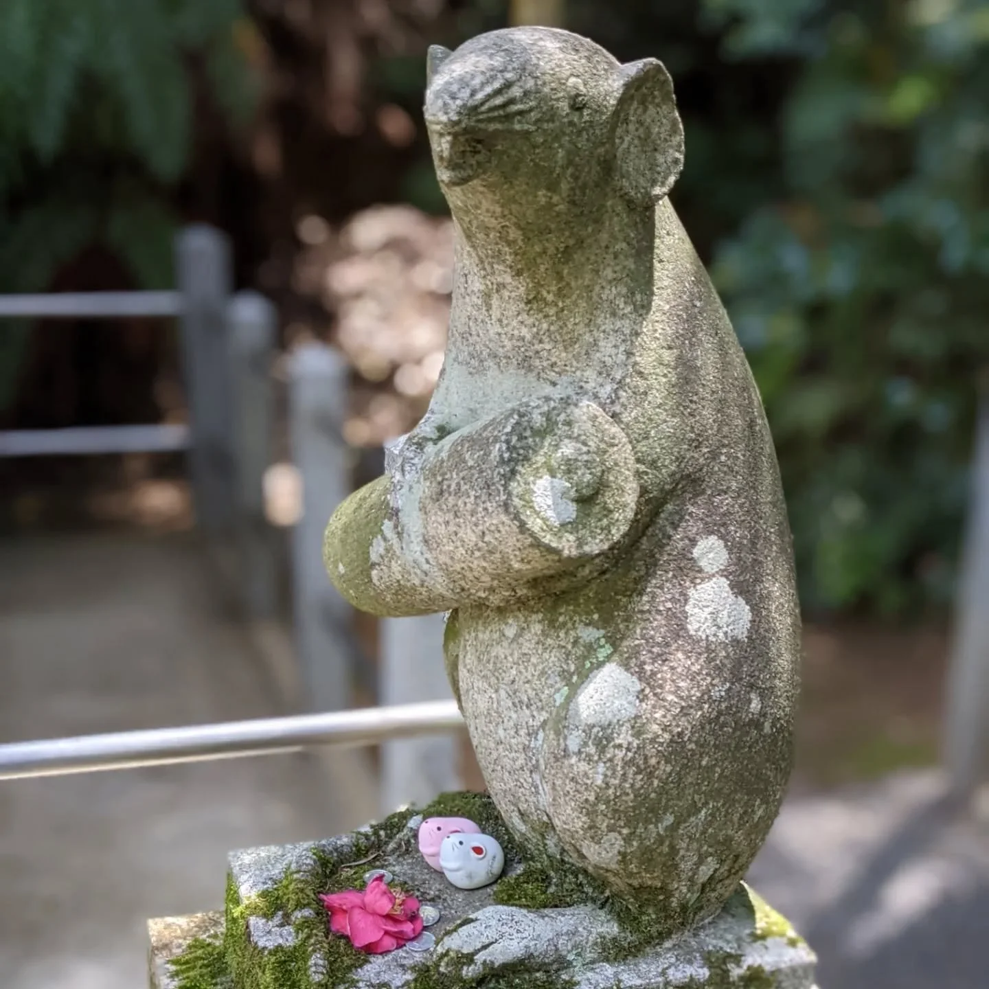 🐁⛩️THE MICE SHRINE🙏🐭

At the western foot of Tsubakigamine (椿ヶ峰 'Camellia Hill'), beside the 'Path of Philosophy' (哲学の道 'Tetsugaku-no-michi'), stands Ōtoyo-jinja (大豊神社).
Thanks to two cheerful rodent statues, it is more familiarly known as 'Nezumi