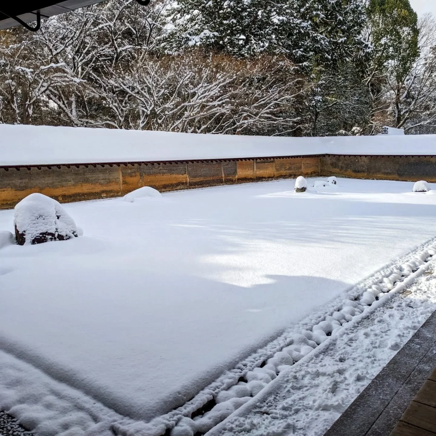 Snow brings fresh meaning to Ryōan-ji's famous riddle🪨🌨️🤔

Hosokawa Katsumoto (細川勝元) helped establish Ryōan-ji (龍安寺) in 1450. Originally a large estate owned by the Fujiwara family, the temple's current pond, 'Kyōyōchi' (鏡容池), was created by Tokud