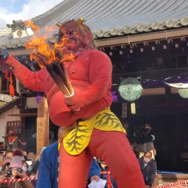 🫘👹🪓DANCING DEMONS❤️💚🖤

One of Setsubun's (節分) liveliest festivals takes place at the small temple of Rozan-ji.
At 3pm three oni (one red, one green, one black) appear before the main hall. Clasping flaming torches and mean-looking weapons, they 