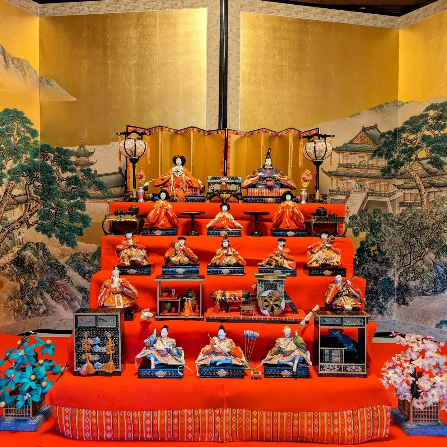 It's a little late, but the dolls are ready to greet the guests🎎🍑🙇&zwj;♂️

#Kyoto #HinaMatsuri #ひな祭り🎎 #雛人形 #dollsfestival🎎