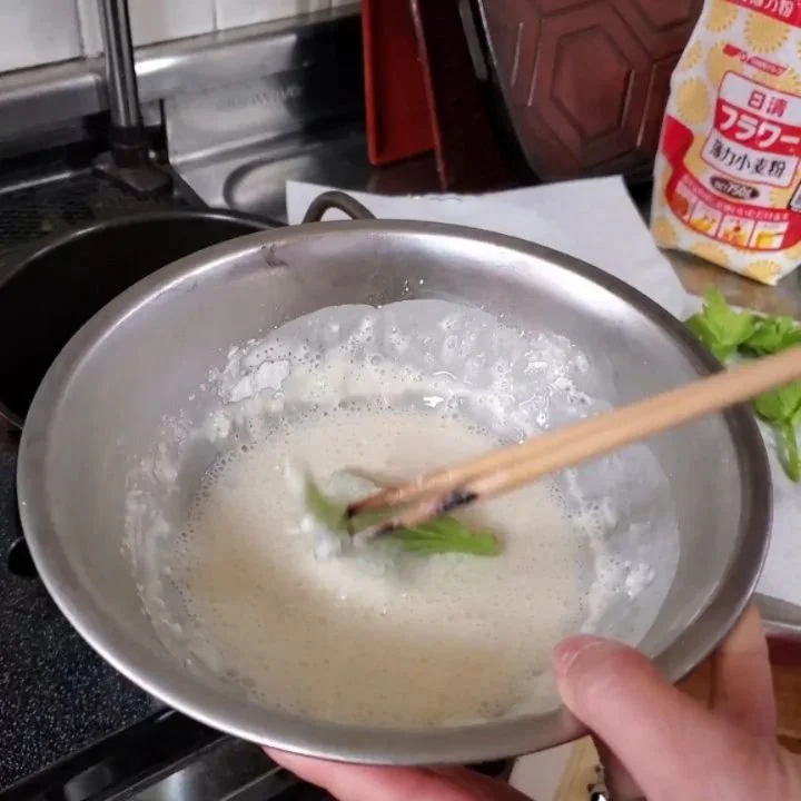 Spring is heralded in Japan by many different plants and flowers, but one of the most keenly anticipated is 'fuki' (菜蕗), the 'giant butterbur'. As soon as the shoots appear, they are plucked from the ground and cooked as a delicacy.

There is a small