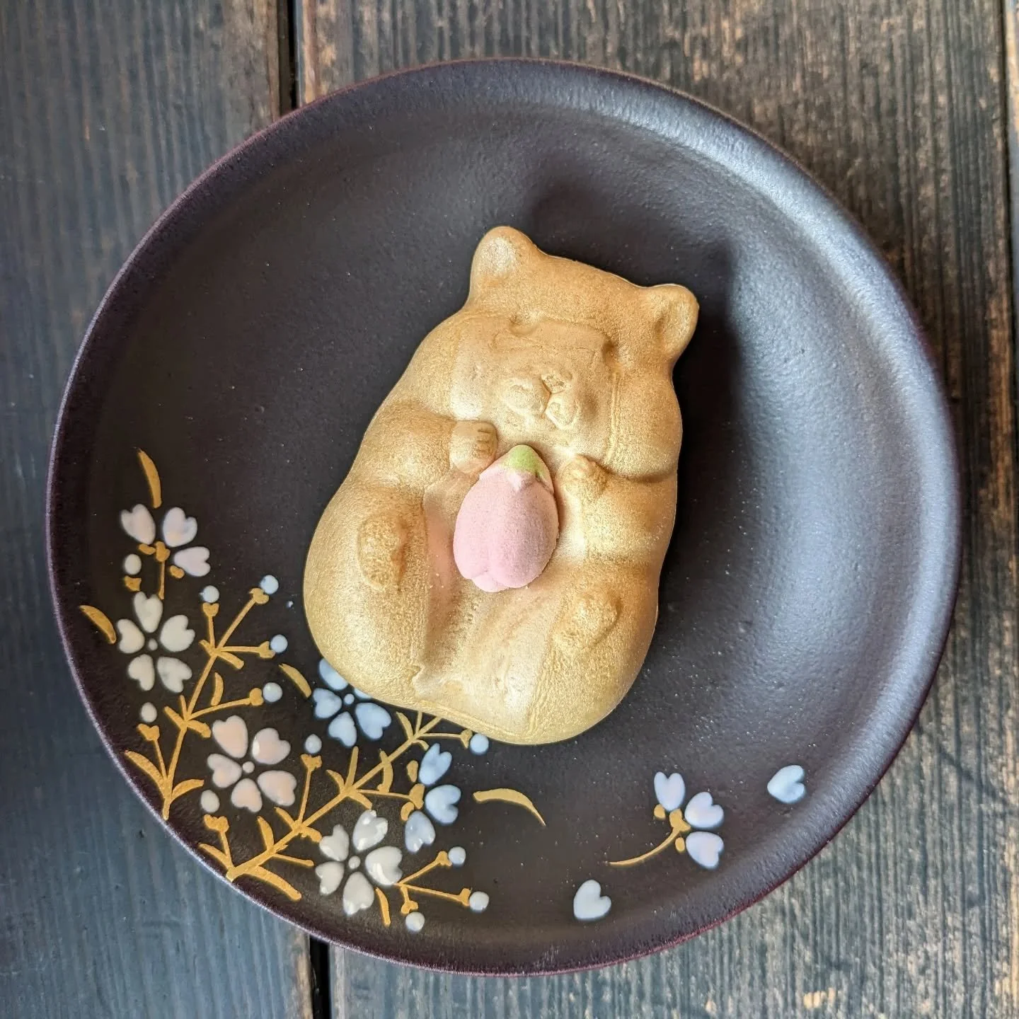 Celebrating the end of sakura season with one of the most adorable snacks.
The spring version of 'Hamster Monaka' (ハムスターモナカ) are filled with lashings of traditional and sakura-flavoured bean paste.

Everything you need to make your blossom holding ha